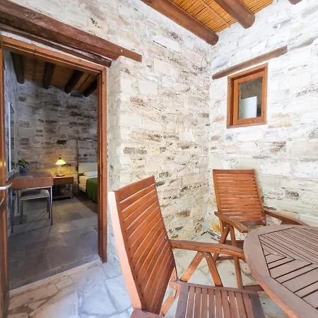 Skarinou's Landhouse Poolside Heaven Apartment
