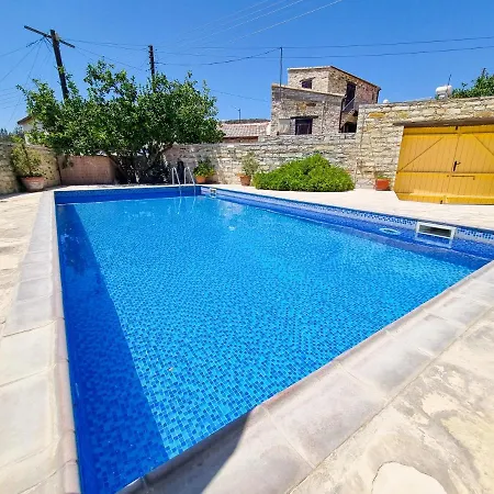 Skarinou's Landhouse Poolside Heaven